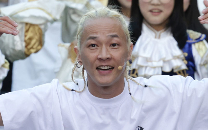 안무가 팝핀현준이 서울 노원구 일대에서 열린 2025 노원거리페스티벌 ‘댄싱노원’에 참석해 참가자들과 함께 신나게 춤을 추고 있다. (노원구 제공)