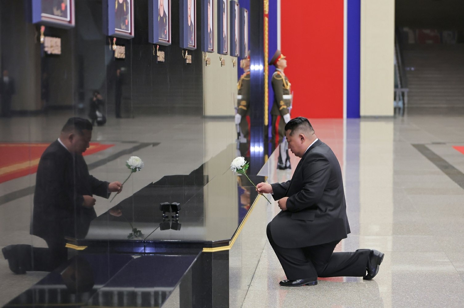 북한 노동당 기관지 노동신문은 13일 “해외작전지역에서 당의 전투명령을 관철하고 귀국하는 제528공병연대 환영식이 12월 12일 수도 평양의 4.25문화회관광장에서 성대히 진행되였다”고 보도했다.   [국내에서만 사용가능. 재배포 금지. DB 금지. For Use Only in the Republic of Korea. Redistribution Prohibited]  (평양 노동신문=뉴스1)