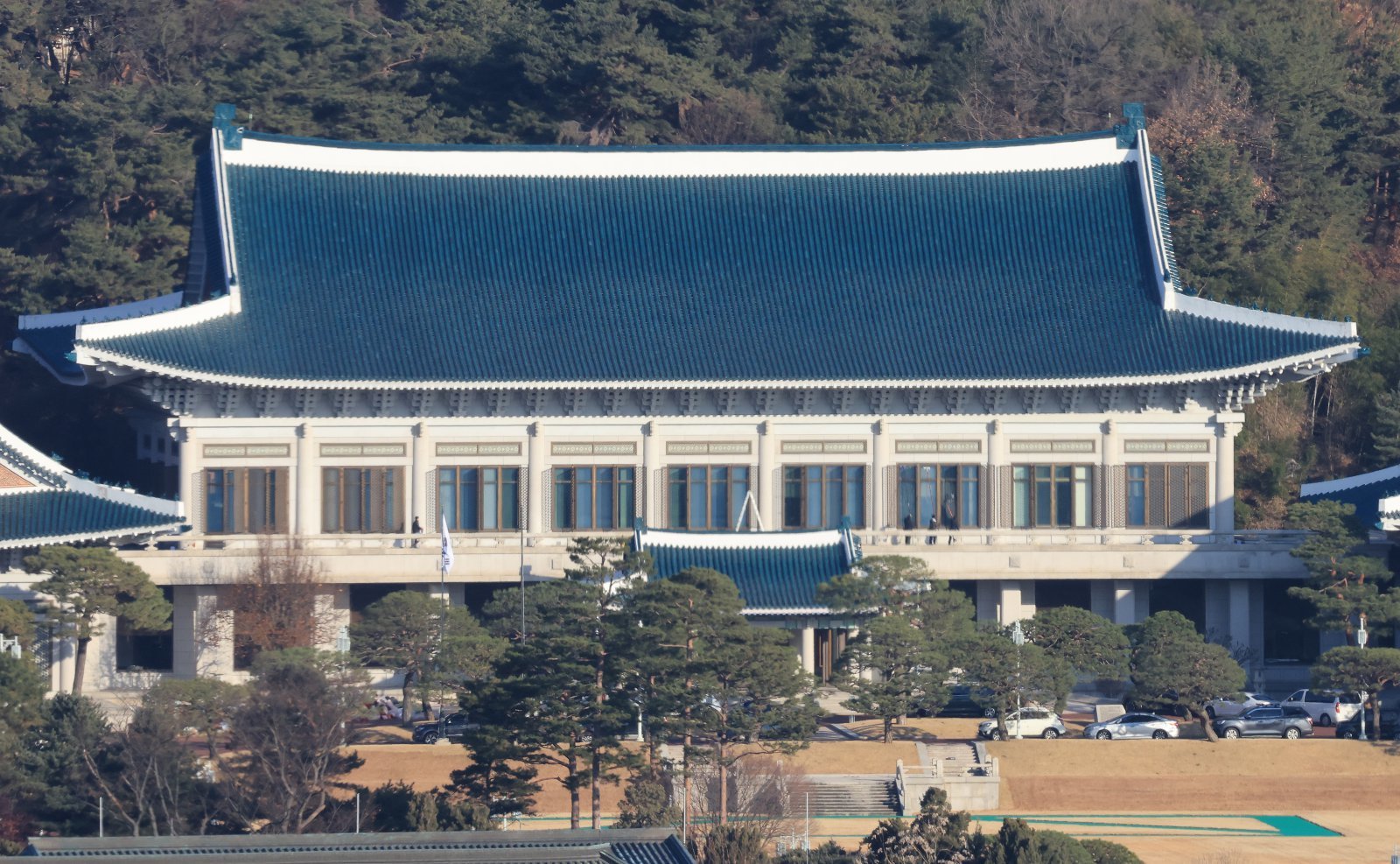 대통령실이 용산 대통령 집무실을 청와대로 옮기는 작업을 본격적으로 시작한 가운데 12일 청와대 본관에서 작업자들이 유리창 청소를 하고 있다. 2025.12.12/뉴스1