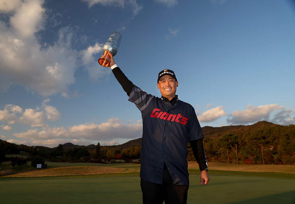김용희 롯데 2군 감독의 아들 김재호가 KPGA 렉서스 마스터즈에서 우승한 뒤 롯데 유니폼을 입고 우승 트로피를 들어보이고 있다. KPGA 제공