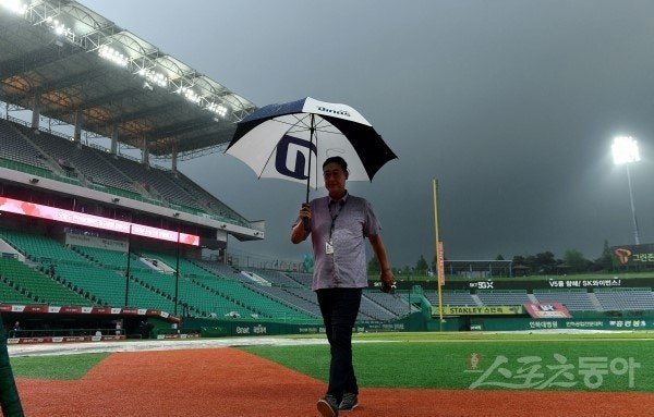 KBO 경기 운영위원 시절의 김용희 감독.  스포츠동아