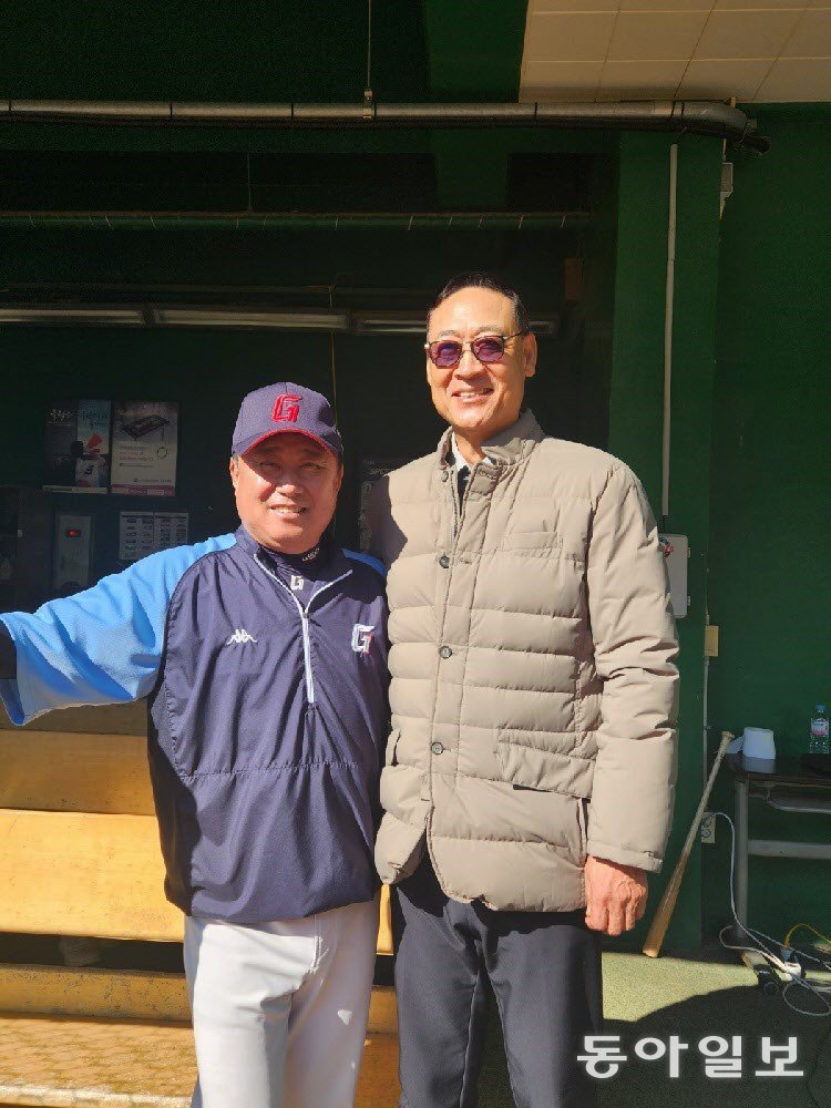 김태형 롯데 감독과 김용희 롯데 2군 감독. 두 사람은 롯데의 우승을 위해 힘을 합쳤다. 이헌재 기자