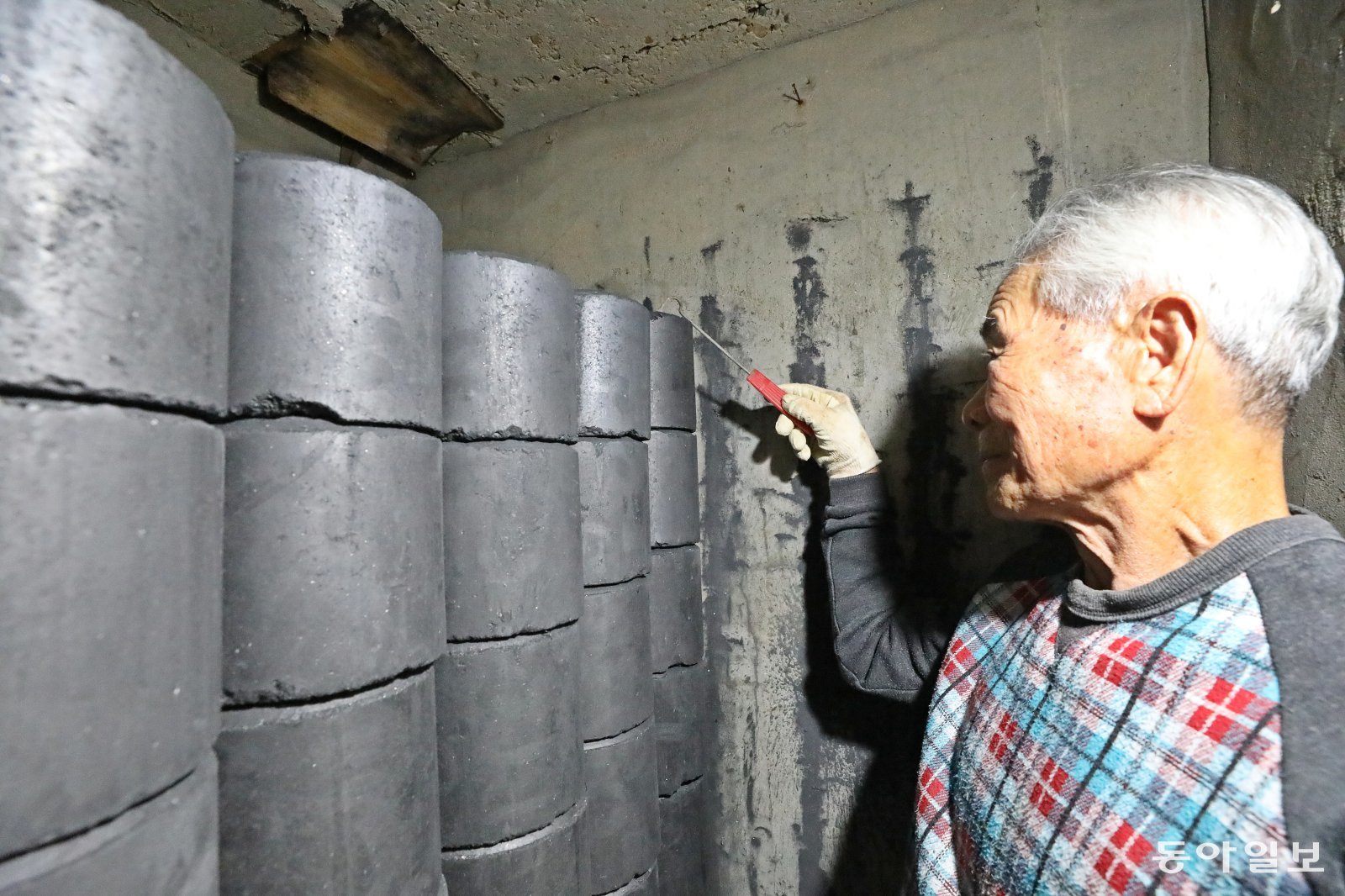 지난 10일 대전 동구 대동에 사는 박정범 씨(85)가 집 연탄 창고에서 연탄을 꺼내고 있다. 산업통상부에 따르면 내년 연탄 한 장당 공장 도매가격은 639원에서 739원으로 100원 오른다. 대전=김태영 기자 live@donga.com