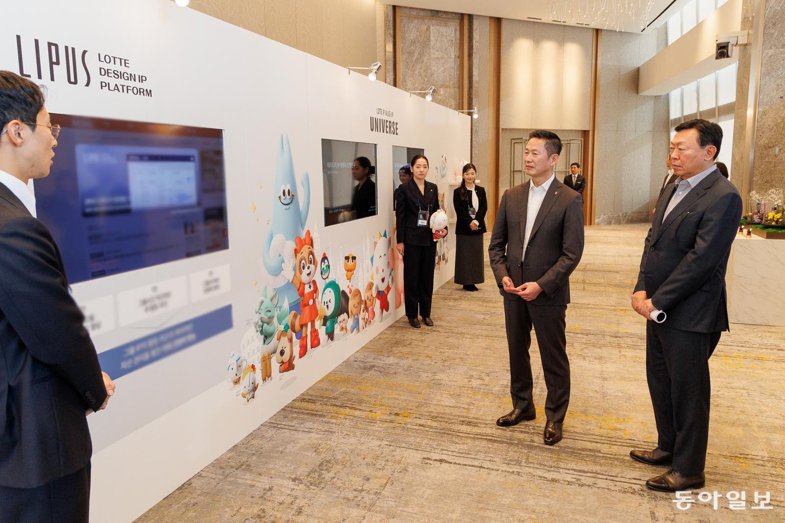 12일 서울 송파구 롯데월드타워에서 열린 ‘2025 롯데 디자인 전략회의’에서 신동빈 롯데그룹 회장(오른쪽)과 이돈태 롯데지주 디자인실장(오른쪽 두번째)이 롯데의 디자인 전략 및 혁신 사례를 소개하는 전시 부스를 살펴보고 있다. 롯데그룹 제공