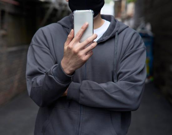 Z세대가 세상을 더욱 위험하고 불안한 곳으로 받아들이며 사회적 효능감을 상실하고 있다는 연구 결과가 나와 사회적 관심이 집중되고 있다. 게티이미지코리아