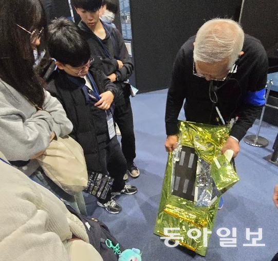 JAXA 쓰쿠바 우주센터에서 위성 단열재에 사용되는 매직 테이프에 대한 설명을 듣고 있다. 도쿄=조가현 동아사이언스 기자 gahyun@donga.com