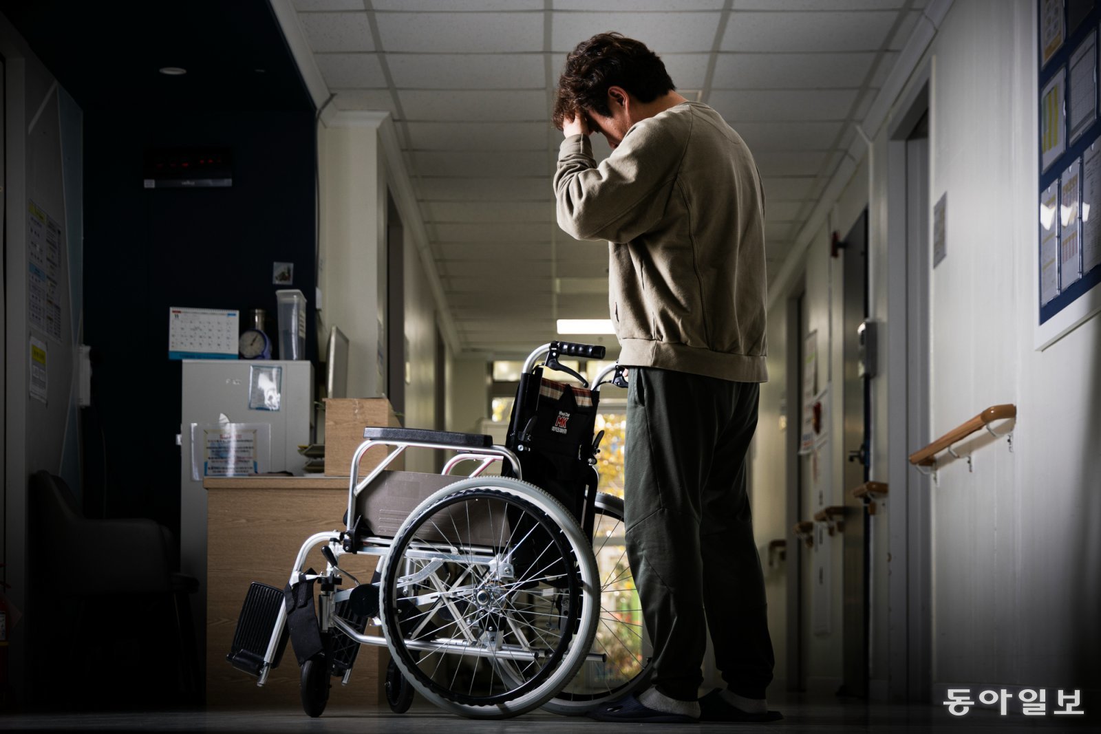 지난달 12일 대용이 머물던 요양원에서 아들 성식이 빈 휠체어 앞에 서서 이마를 짚고 있다. 장례 후 찾은 병실에는 두 달 전 아버지께 사드린 새 휠체어가 주인을 잃은 채 한쪽에 놓여 있었다.