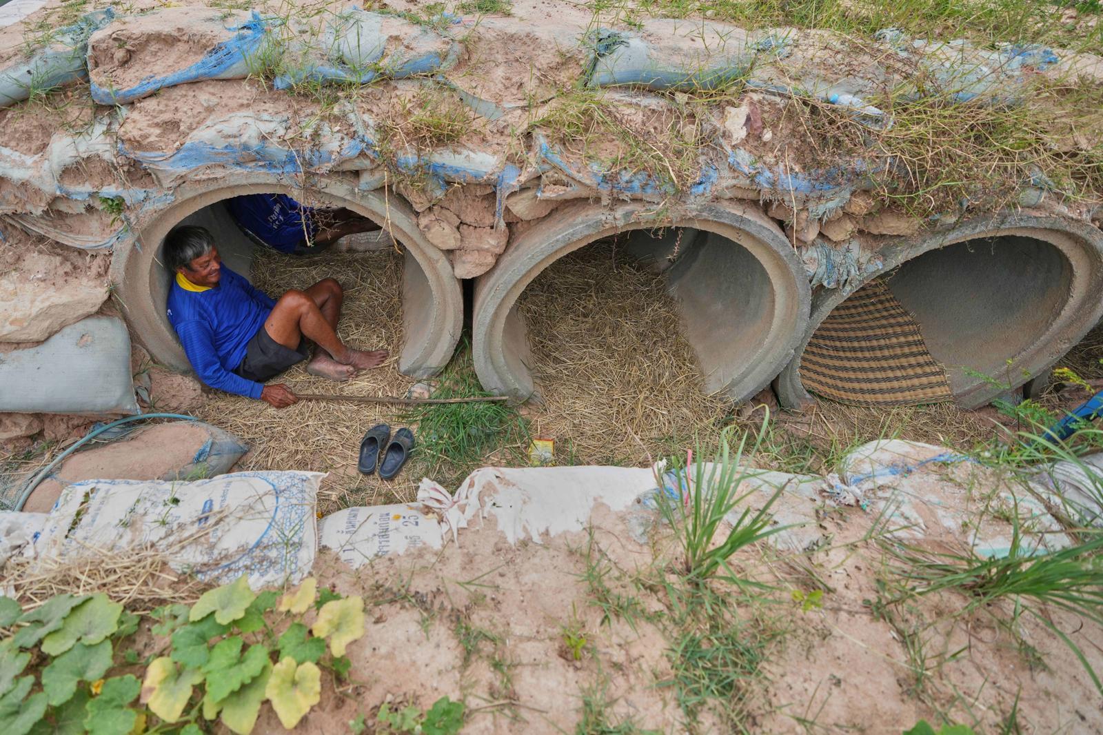 [부리람=AP/뉴시스] 12일(현지 시간) 캄보디아와의 국경 분쟁으로 집을 떠나 대피한 한 태국 피란민이 부리람의 임시 은신처에 머물고 있다. 2025.12.12.