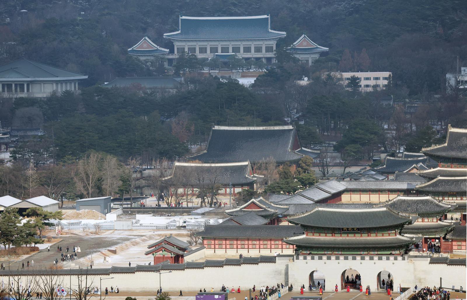 용산 대통령 집무실을 청와대로 이전하는 작업이 성탄절 이전에 마무리 될 것으로 알려진 가운데 14일 서울 종로구 청와대 본관에 흰 눈이 덮여 있다. 2025.12.14/뉴스1 ⓒ News1