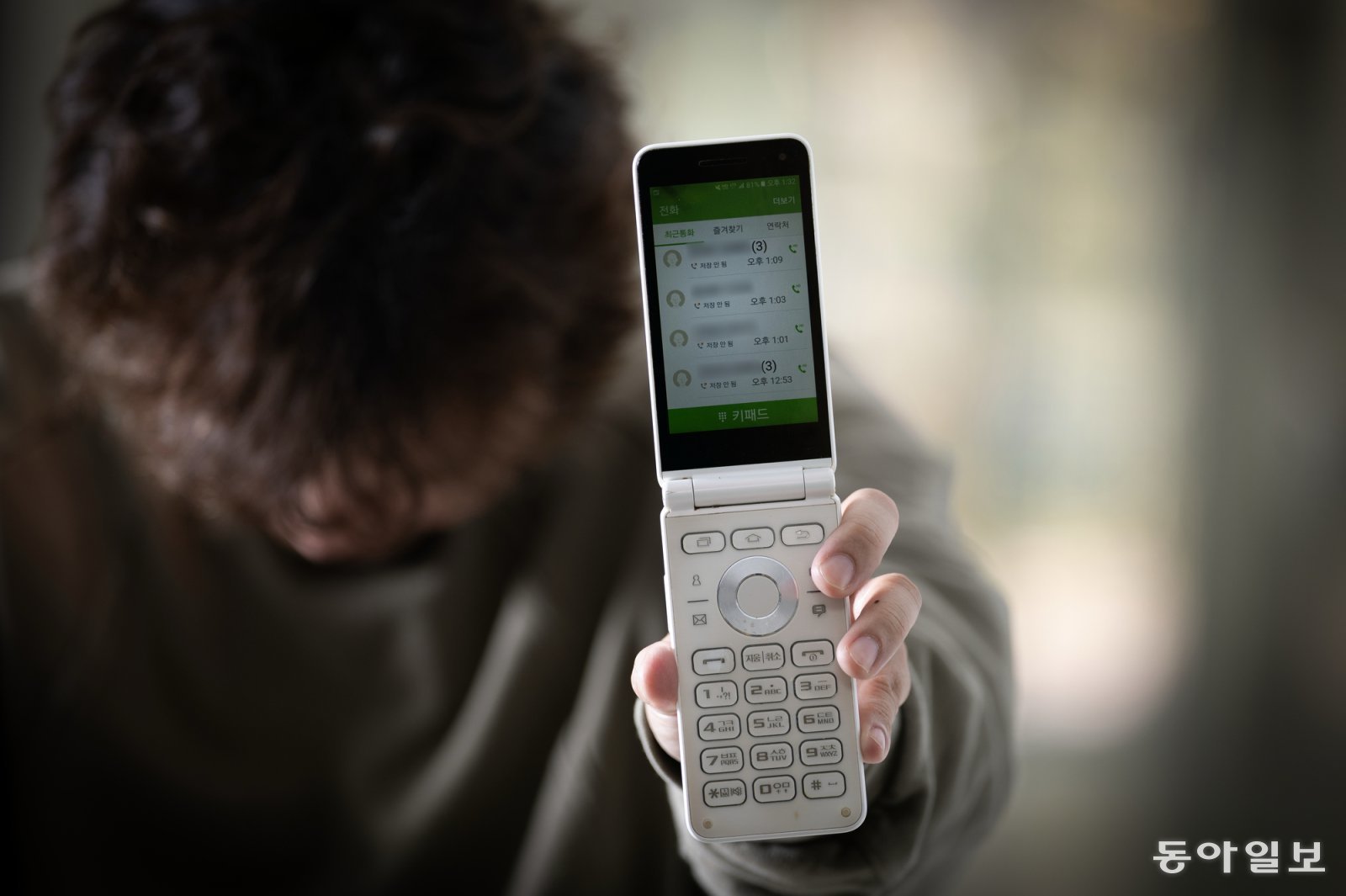 아버지는 하루에도 몇 번씩 통화를 하던 박영길의 연락이 뜸해지자, 먼저 전화를 걸기도 했다. 성식이 자신이 사드린 흰색 효도폰에 남은 아버지와 영길의 통화 내역을 들어 보이고 있다.