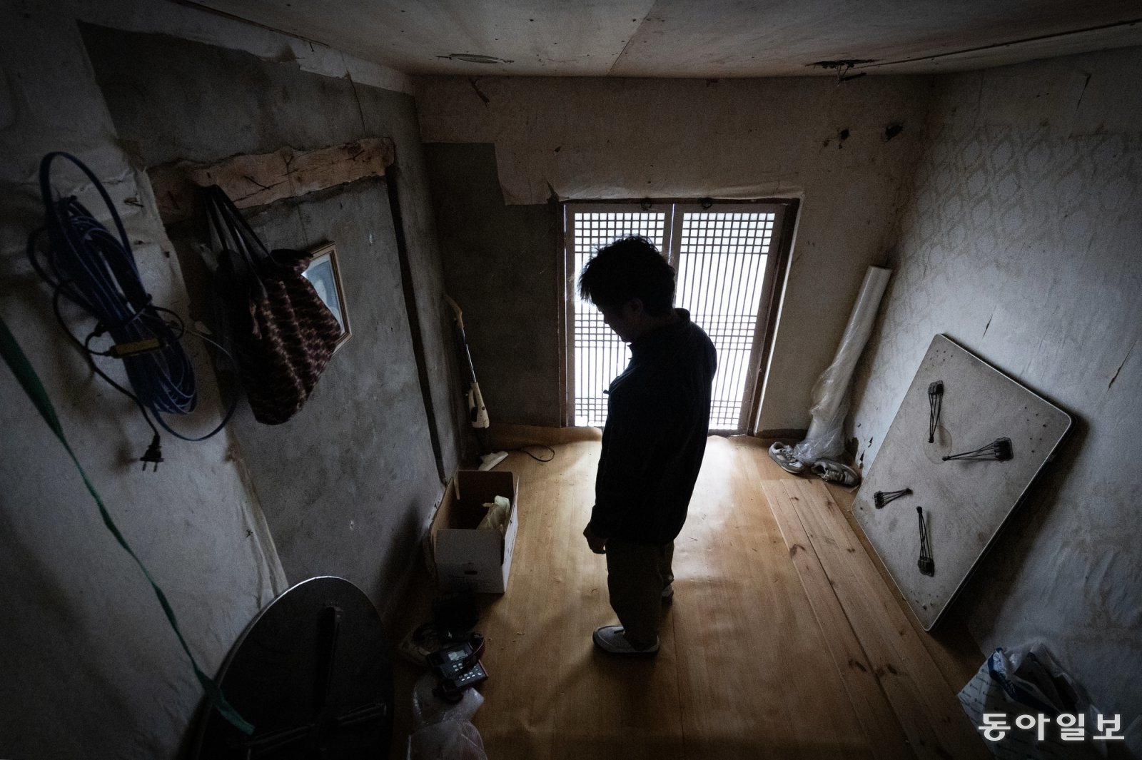 고향집을 찾은 아들 성식이 과거 아버지가 지내던 방안을 응시하고 있다. 지금은 전기도, 수도도 끊긴 빈집이지만 아버지 대용과 아들 성식 모두 이 집에서 나고 자랐다. 성식이 과거 치매 아버지를 집에서 모실 때 아버지는 이 고향집으로 한 달간 가출을 하기도 했다.