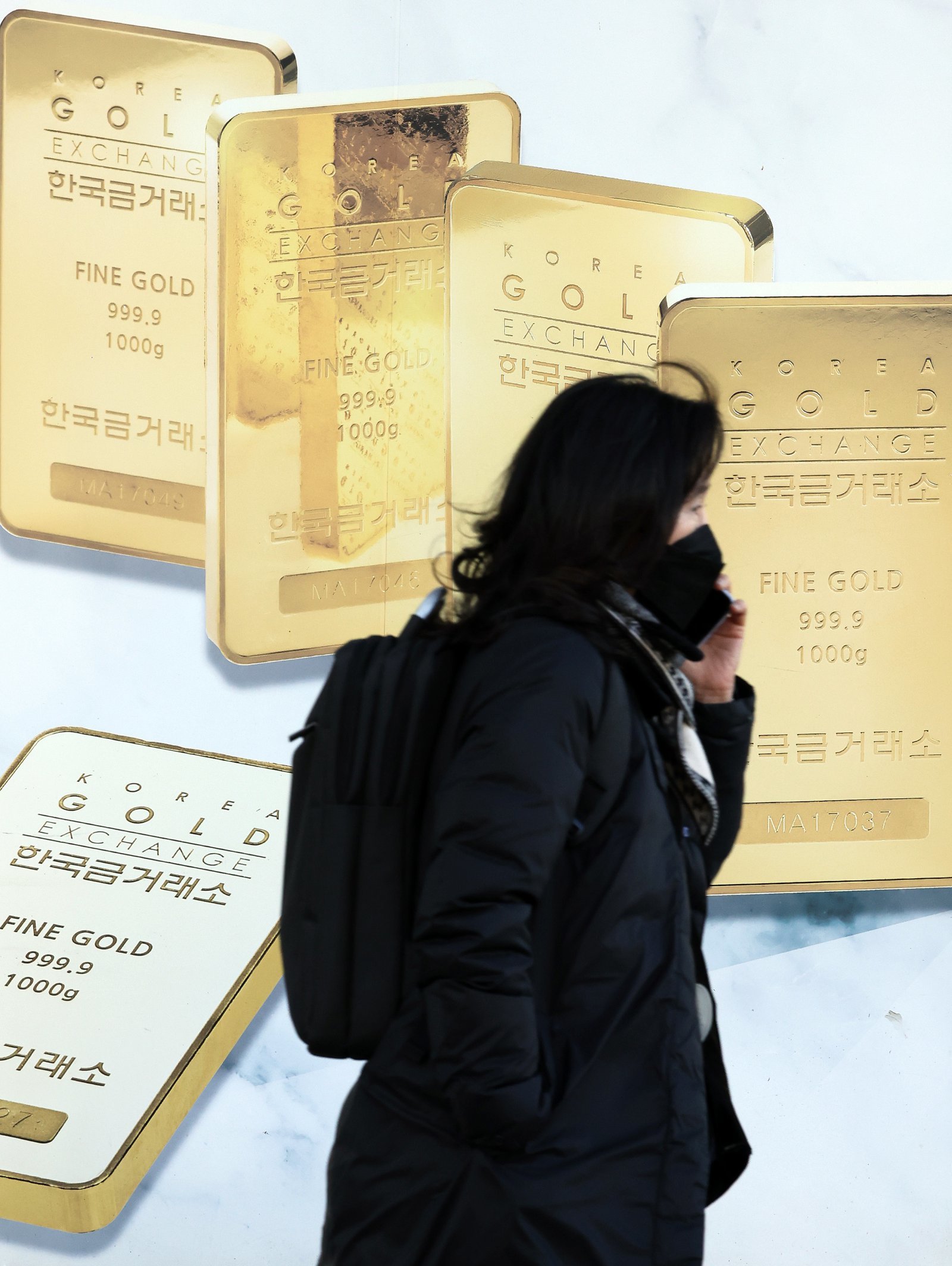 서울 종로구 금거래소 앞을 시민이 지나가는 모습. 2025.11.18/뉴스1 ⓒ News1