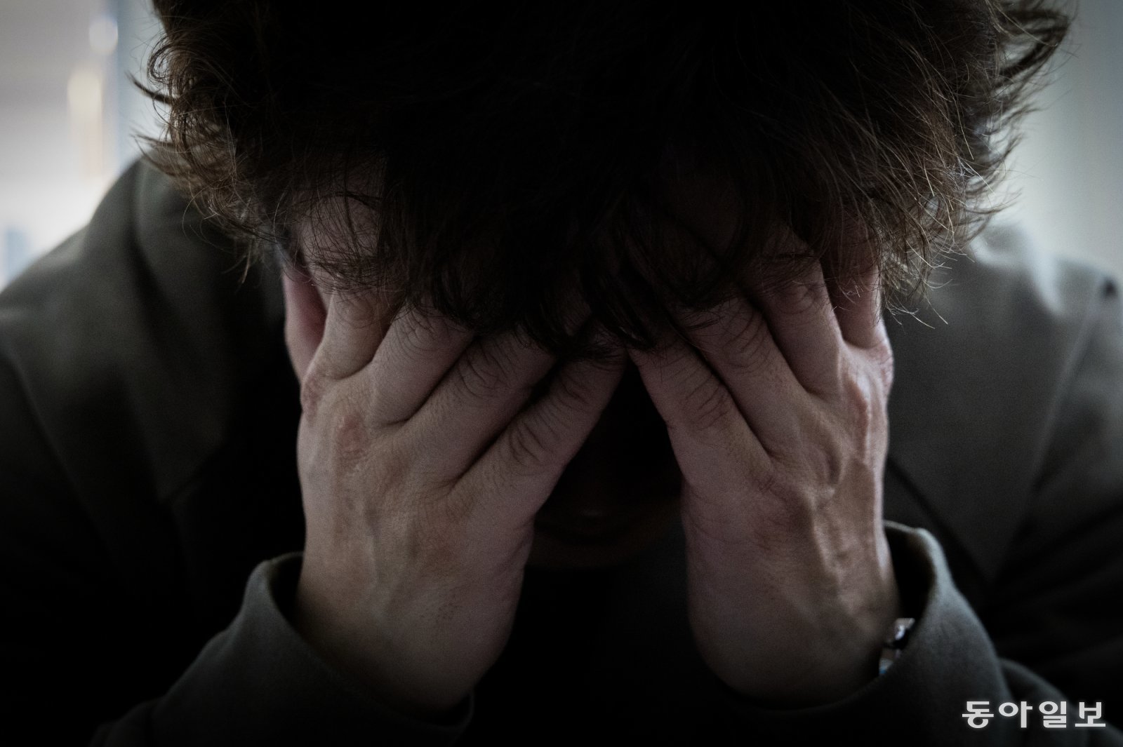 돌아가신 아버지를 대신해 소송을 이어가기로 한 아들은 “돈은 못 받아도, 벌은 받아야 한다” 라고 말했다. 더 이상 아버지가 누워있지 않은 요양원에서 아들은 두 손으로 얼굴을 감쌌다.