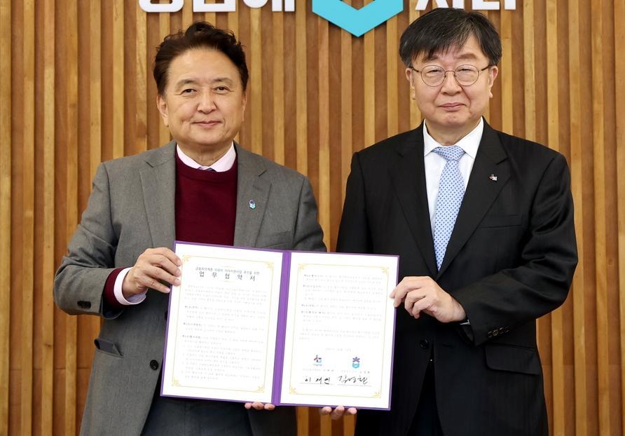 12일 충북도청 여는마당에서 김영환 충북도지사(왼쪽)와 이재연 서민금융진흥원장이 ‘금융취약계층 의료비 이자지원 사업’ 추진을 위한 업무협약을 맺은 뒤 기념촬영을 하고 있다. 충북도 제공