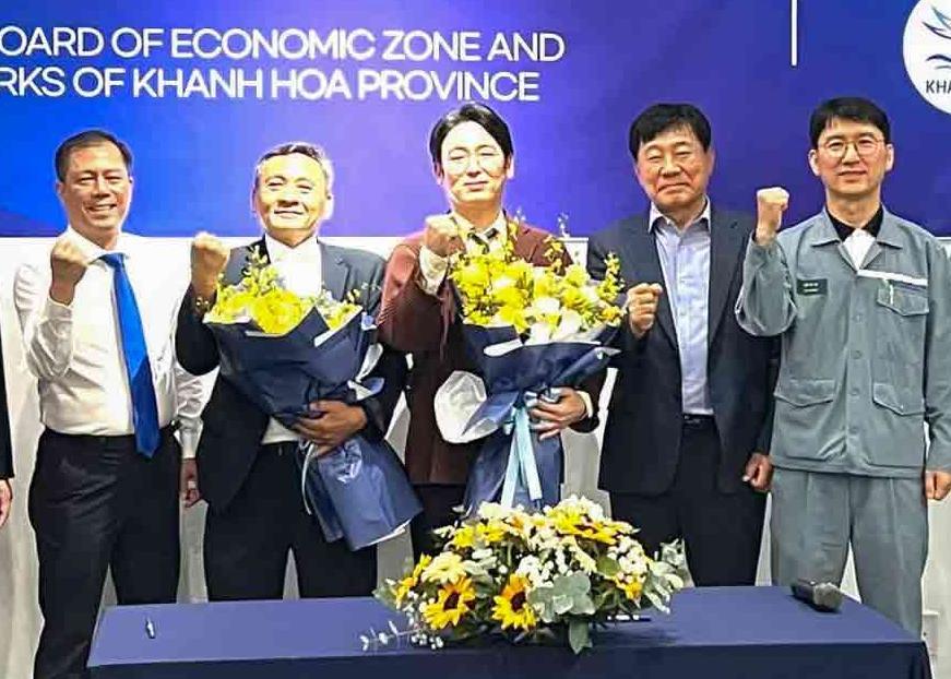 세진중공업 관계자들과 닌트이 산업단지 관계자들이 이달 10일 베트남 카인호아성에서 산업단지 입주 계약을 체결하고 기념 촬영을 하고 있다. 세진중공업 제공