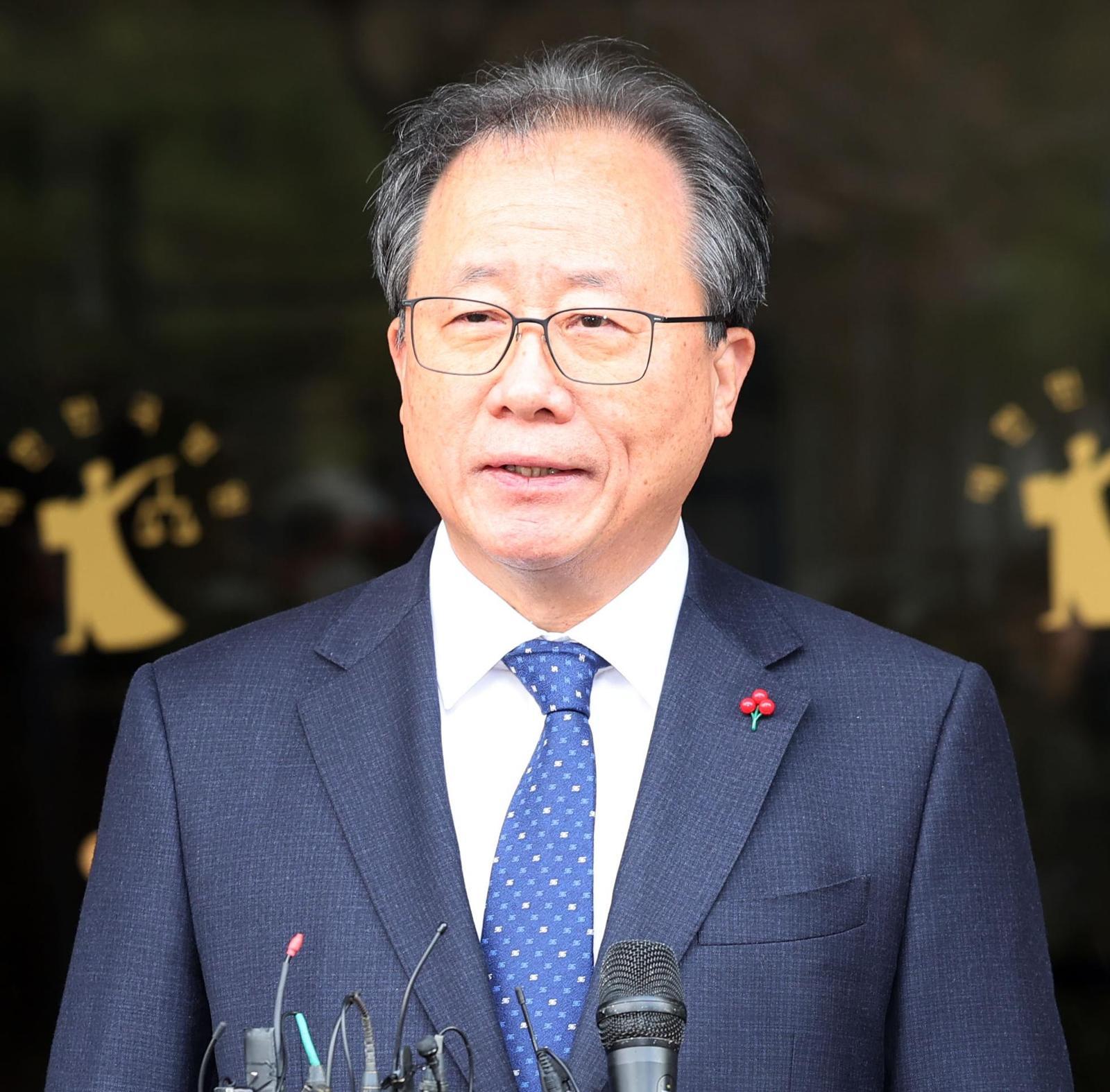 해직 교사 특별 채용을 지시한 혐의로 기소돼 1심에서 징역 8개월 집행유예 2년을 선고받은 김석준 부산시교육감이 12일 부산 연제구 부산지법 법정을 나서며 입장을 밝히고 있다. 부산=뉴시스