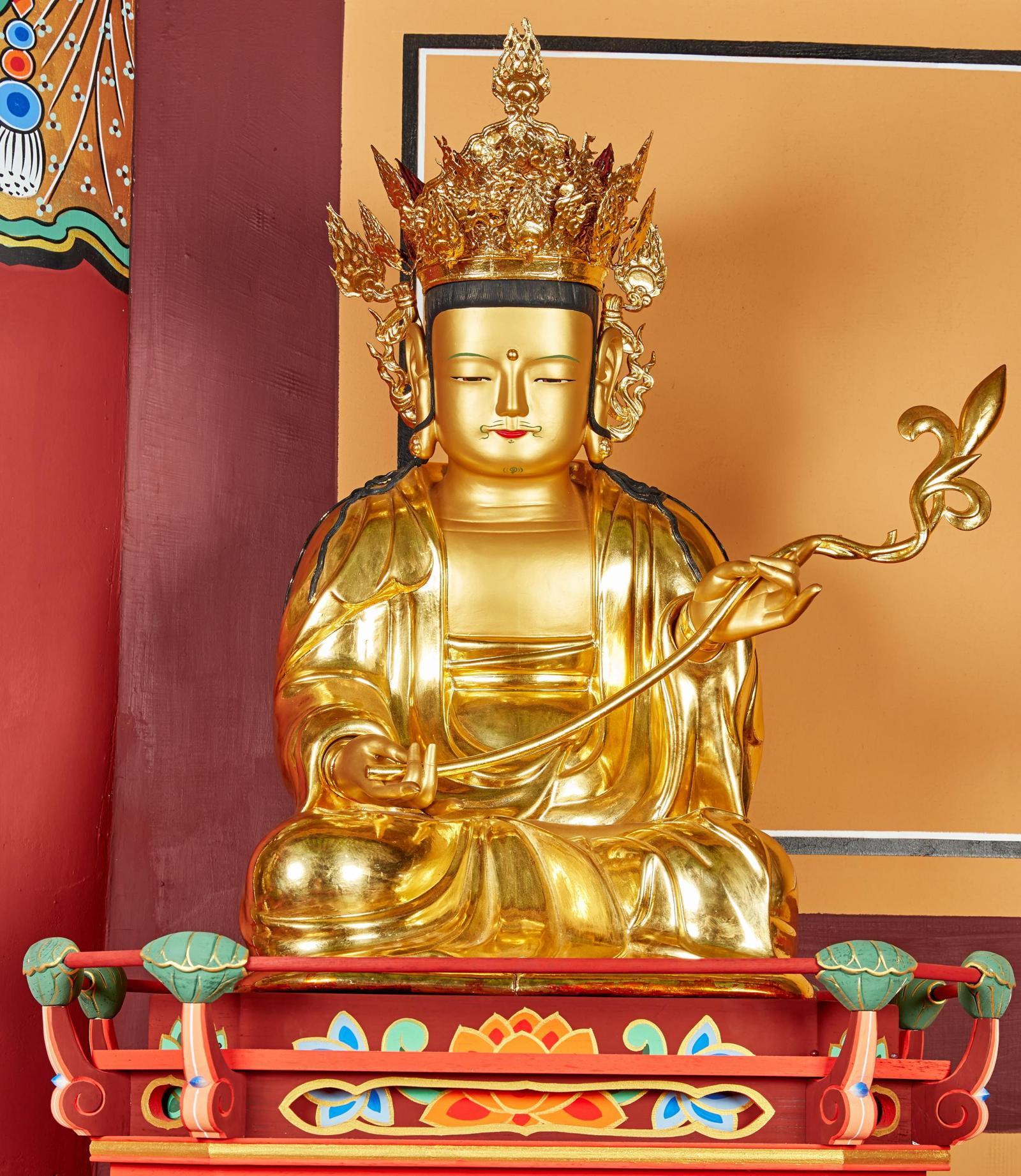 제주 서귀포시 토평동 구룡사 대웅전 목조보살좌상. 제주도는 이 보살상에 대한 제주도 유형문화유산 지정을 예고했다. 제주도 제공