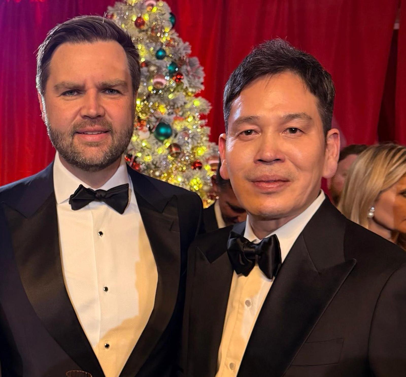 12일(현지 시간) 미국 워싱턴에서 열린 성탄절 만찬에서 정용진 신세계그룹 회장(오른쪽)이 J D 밴스 미국 부통령을 만났다. 신세계그룹 제공