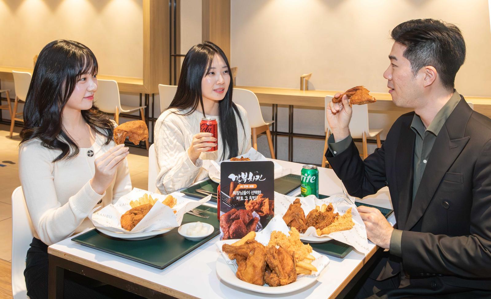 14일 현대그린푸드 관계자들이 새롭게 출시한 ‘AI깐부콜라보세트’를 소개하고 있다. 현대그린푸드 제공