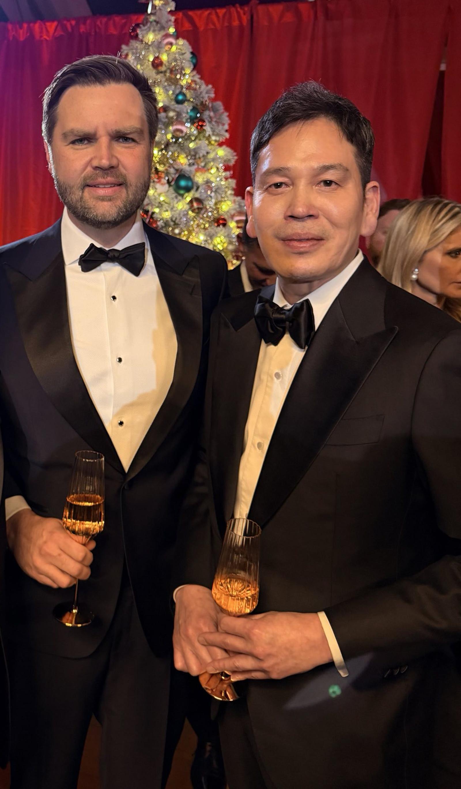 신세계그룹은 12일(현지시간) 정용진 회장이 미국 J.D. 밴스 미국 부통령 관저에서 열린 성탄절 만찬에 참석해 밴스 부통령을 만났다고 밝혔다.   이날 행사에는 하워드 러트닉 상무장관, 피트 헤그세스 국방부장관, 수지 와일스 백악관 비서실장, 스티븐 밀러 백악관 부비서실장 등 백악관 고위급 인사들이 참석했다. (사진=신세계그룹 제공) 2025.12.14. 뉴시스