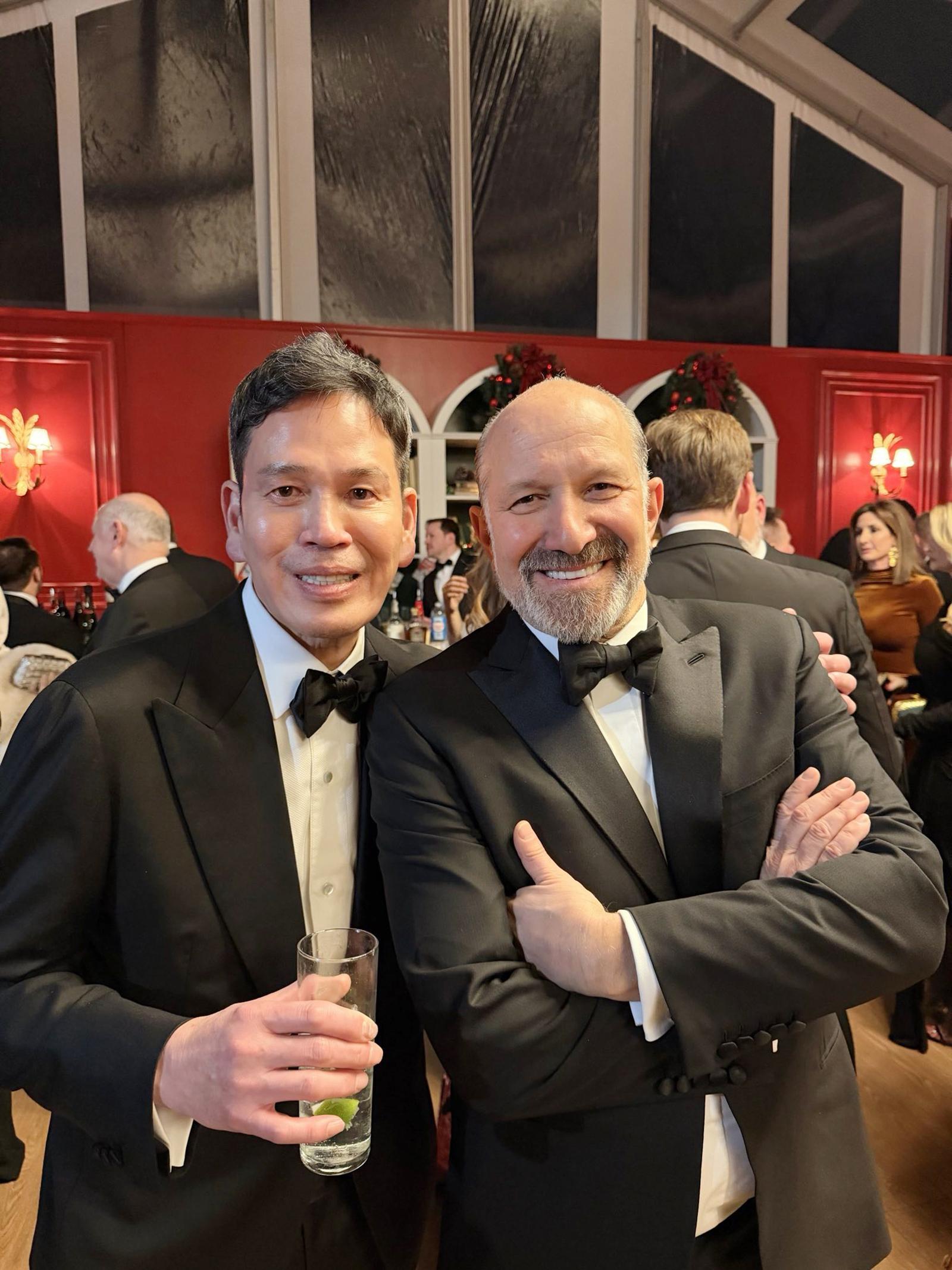 신세계그룹은 12일(현지시간) 정용진 회장이 미국 J.D. 밴스 미국 부통령 관저에서 열린 성탄절 만찬에 참석해 밴스 부통령과 하워드 러트닉 상무장관 등 인사들을 만났다고 밝혔다.  이날 행사에는 수지 와일스 백악관 비서실장, 스티븐 밀러 백악관 부비서실장 등 백악관 고위급 인사들도 참석했다. (사진=신세계그룹 제공) 2025.12.14. 뉴시스