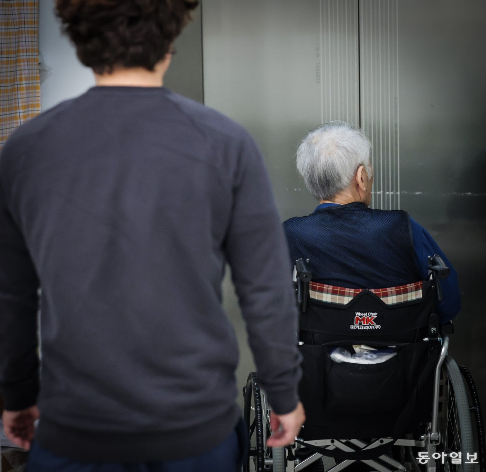 같은 날 아들 성식이 아버지 대용과 면회 후 뒷모습을 바라 보고 있다. 성식은 이 모습이 아버지의 마지막 모습이 될 줄 몰랐다. 이틀 뒤 대용은 요양원에서 숨을 거뒀다.