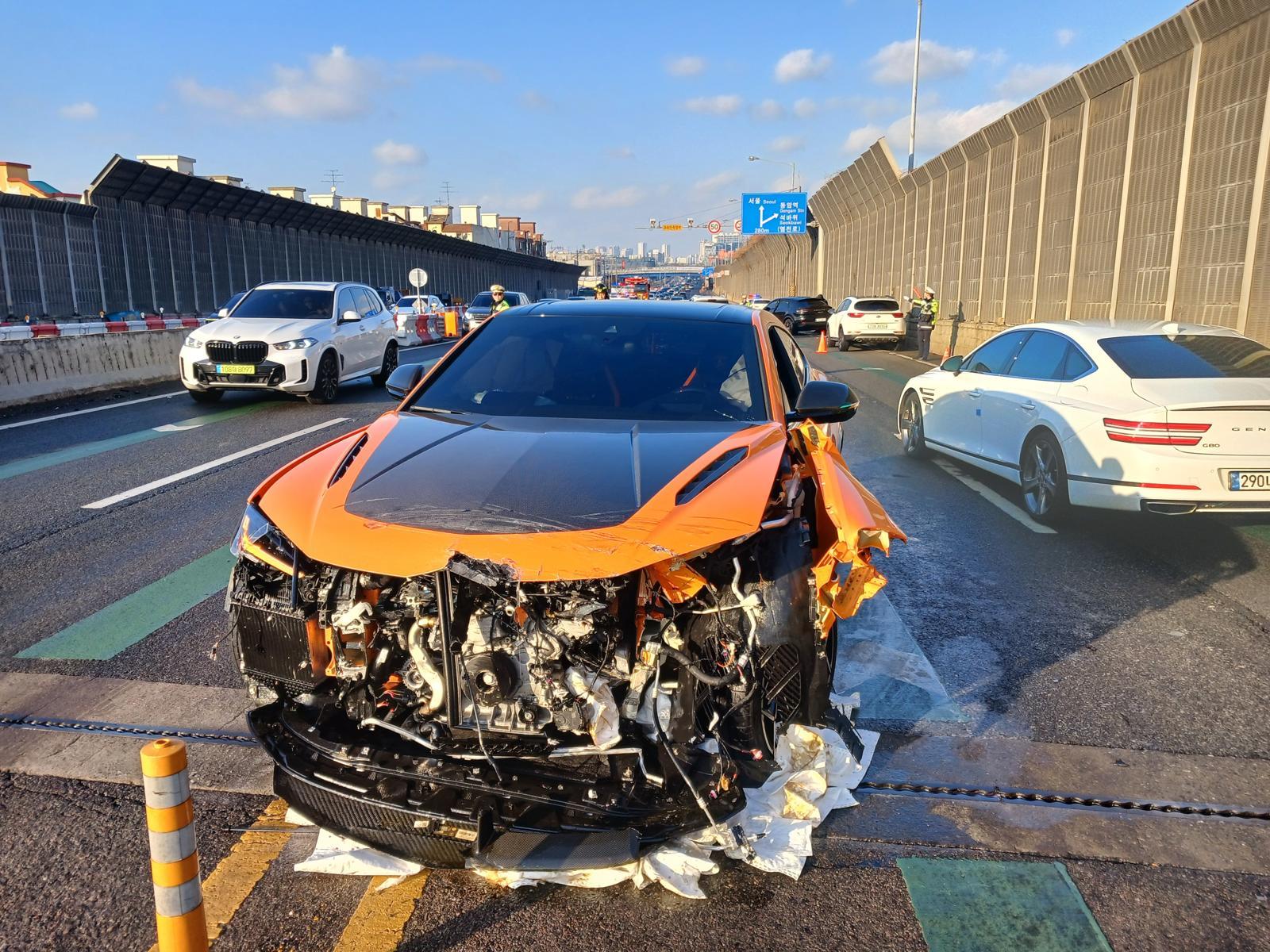 14일 오후 2시 32분쯤 인천시 미추홀구 도화동 인천대로 도화IC 인근에서 람보르기니 차량이 반대편에서 오던 포르쉐와 포드 등 차량 3대를 들이 받았다.  이 사고로 람보르기니 탑승자 2명 중 1명이 경상을 입었으며, 람보르기니와 포르쉐 차량에서 기름이 유출돼 왕복 4차로 중 2개 차로 통행이 통제되고 있다.  사진은 이날 사고 난 람보르기니 차량. (인천소방본부 제공. 재배포 및 DB금지)2025.12.14/뉴스1