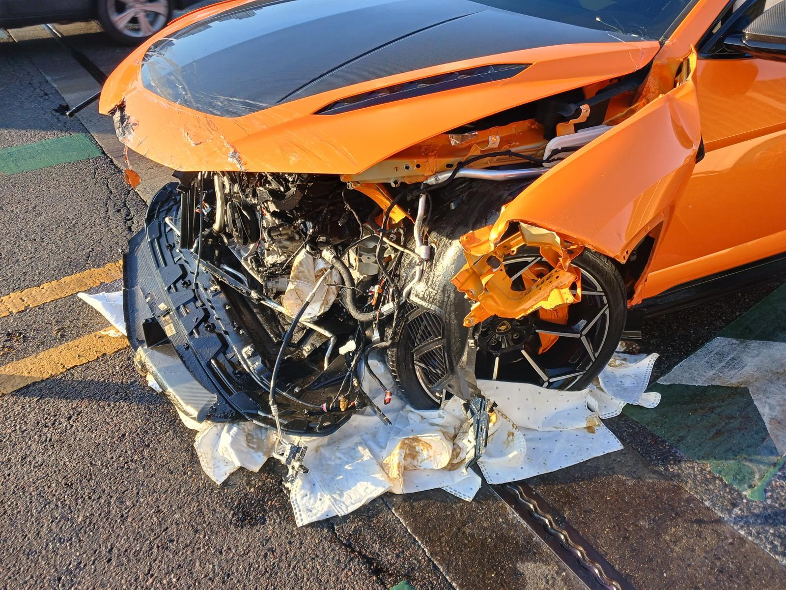 14일 오후 2시 32분쯤 인천시 미추홀구 도화동 인천대로 도화IC 인근에서 람보르기니 차량이 반대편에서 오던 포르쉐와 포드 등 차량 3대를 들이 받았다.  이 사고로 람보르기니 탑승자 2명 중 1명이 경상을 입었으며, 람보르기니와 포르쉐 차량에서 기름이 유출돼 왕복 4차로 중 2개 차로 통행이 통제되고 있다.  사진은 이날 사고 난 람보르기니 차량. (인천소방본부 제공. 재배포 및 DB금지)2025.12.14/뉴스1