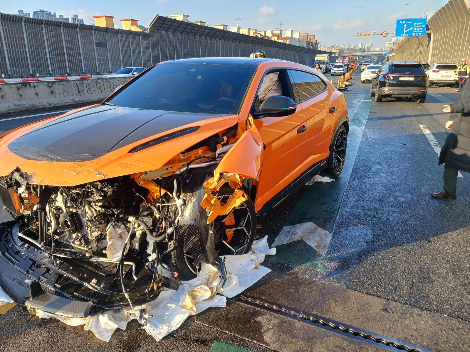 14일 오후 2시 32분쯤 인천시 미추홀구 도화동 인천대로 도화IC 인근에서 람보르기니 차량이 반대편에서 오던 포르쉐와 포드 등 차량 3대를 들이 받았다.  이 사고로 람보르기니 탑승자 2명 중 1명이 경상을 입었으며, 람보르기니와 포르쉐 차량에서 기름이 유출돼 왕복 4차로 중 2개 차로 통행이 통제되고 있다.  사진은 이날 사고 난 람보르기니 차량. (인천소방본부 제공. 재배포 및 DB금지)2025.12.14/뉴스1