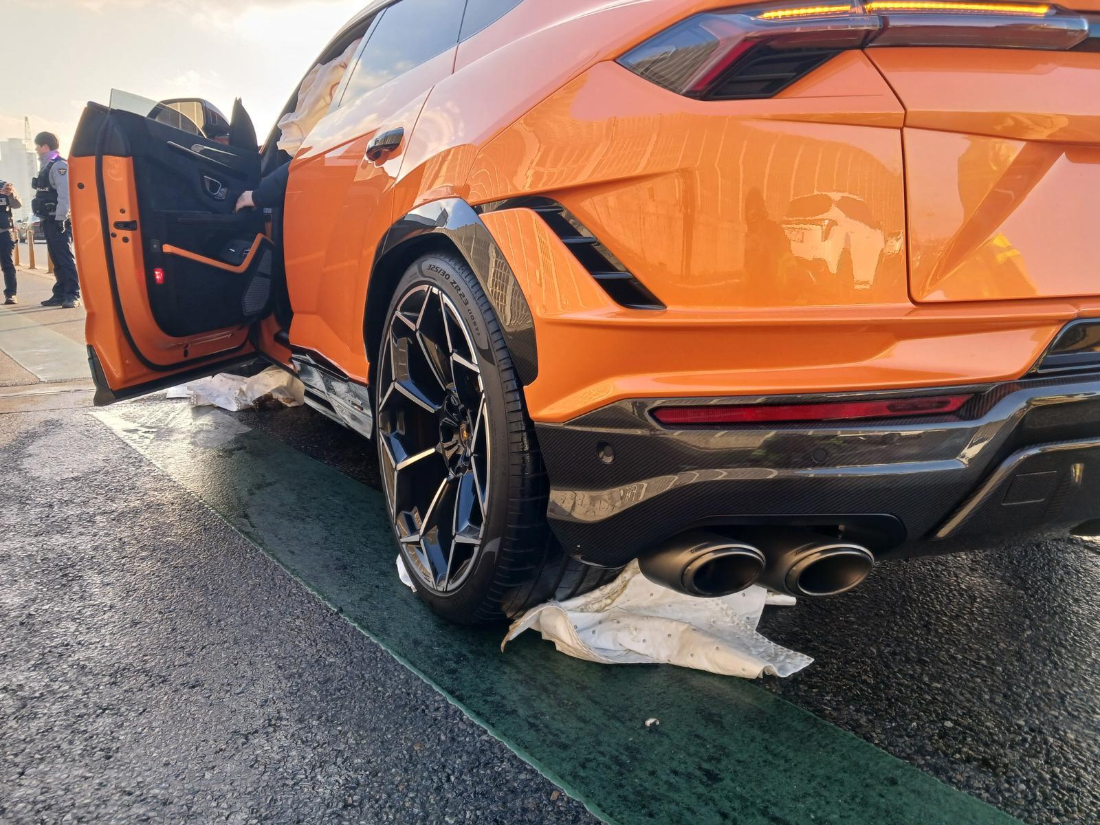 14일 오후 2시 32분쯤 인천시 미추홀구 도화동 인천대로 도화IC 인근에서 람보르기니 차량이 반대편에서 오던 포르쉐와 포드 등 차량 3대를 들이 받았다.  이 사고로 람보르기니 탑승자 2명 중 1명이 경상을 입었으며, 람보르기니와 포르쉐 차량에서 기름이 유출돼 왕복 4차로 중 2개 차로 통행이 통제되고 있다.  사진은 이날 사고 난 람보르기니 차량. (인천소방본부 제공. 재배포 및 DB금지)2025.12.14/뉴스1