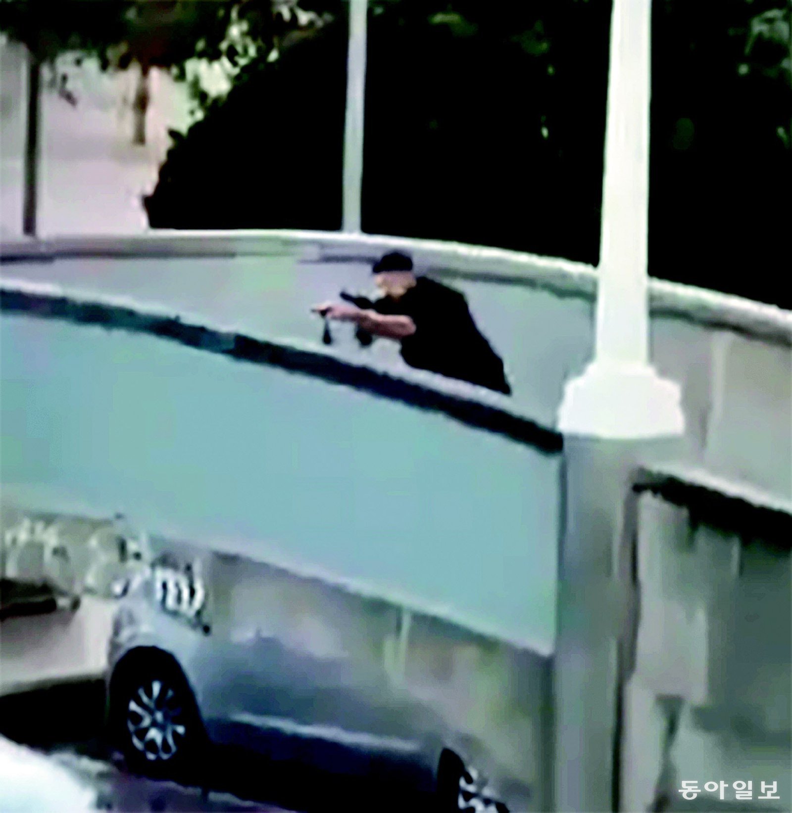 호주 시드니 동부 유명 해변 휴양지 본다이비치에서 14일 총기 난사 사건이 일어나 다수의 인명피해가 발생했다고 신화통신과 AFP 통신, ABC 방송 등이 보도했다. 매체에 따르면 이날 오후 6시40분(한국시간 4시40분)께 본다이비치 중심가 캠벨 퍼레이드 인근에서 무장한 용의자 2명이 총기를 발사했다. ‘X’ 캡처