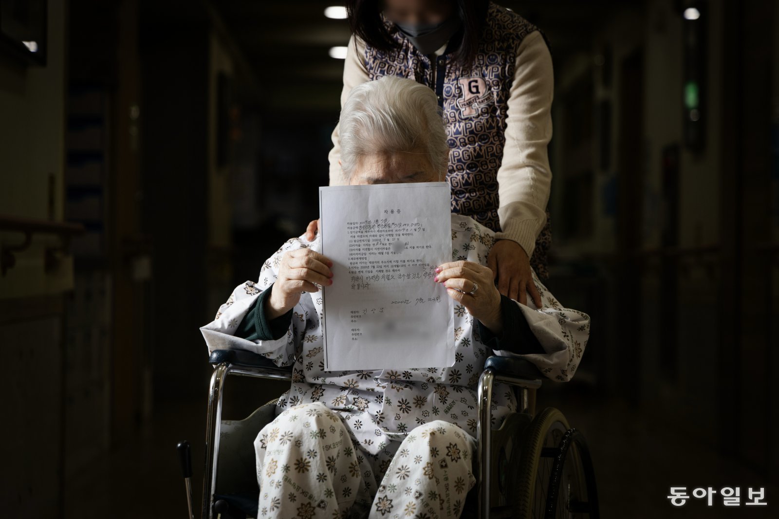 지난달 17일 경기 시흥시의 한 요양병원 복도. 서향분 씨가 친척이 끌어주는 휠체어에 앉아 ‘원금 변제기일을 지체할 경우 처벌을 감수하겠다’고 적힌 빛바랜 차용증을 들어 보이고 있다. 그는 2016년부터 ‘딸 같은 이웃’에게 6억 원이 넘는 돈을 빌려준 뒤 돌려받지 못했다. 평생을 바쳐 마련한 상가는 경매로 넘어갔고, 남편은 병세가 나빠져 세상을 떠났다.