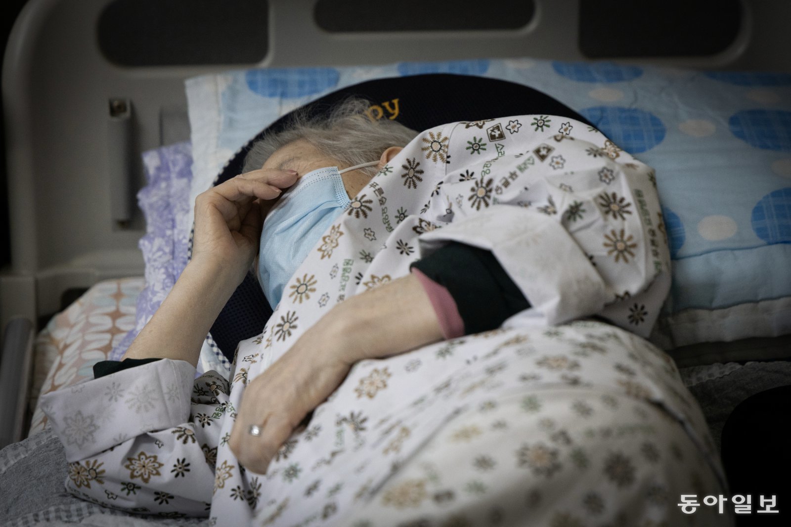 남편이 사망한 2022년 향분은 가스 불을 켜두고 잊거나, 있지도 않은 사람을 찾더니 결국 그해 치매 판정을 받았다. 지난달 17일 아들이 요양원에 다녀간 날에도 “아들은 왜 오지 않느냐”고 말할 정도로 기억이 빠르게 지워지고 있다.