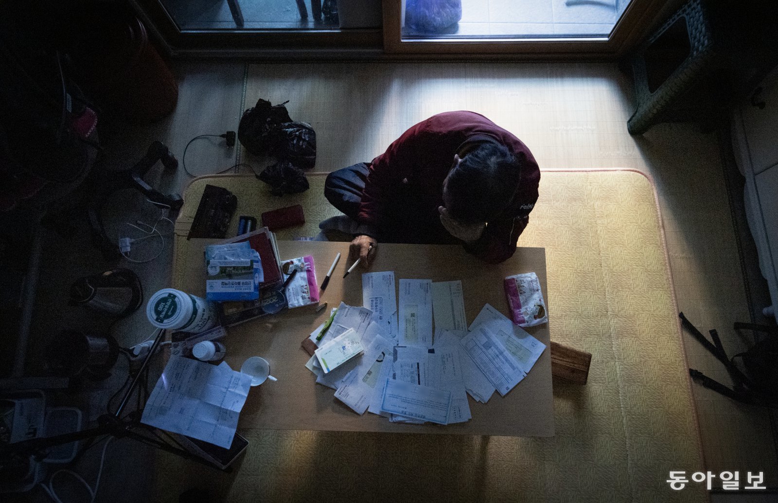 영식의 임대주택에 통신료 독촉 고지서 등이 어지럽게 쌓여 있다. ‘빚쟁이’가 된 영식은 구청에 긴급생계보호를 신청했다.