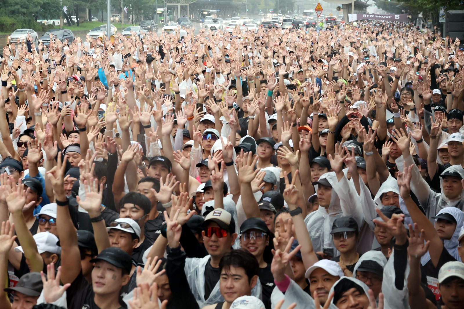 28일 오전 서울 영등포구 여의도 공원에서 열린 뉴발란스 ‘런 유어 웨이 서울 10K 레이스‘에서 참가자들이 출발 전 파이팅을 외치고 있다. 2025.09.28. [서울=뉴시스]