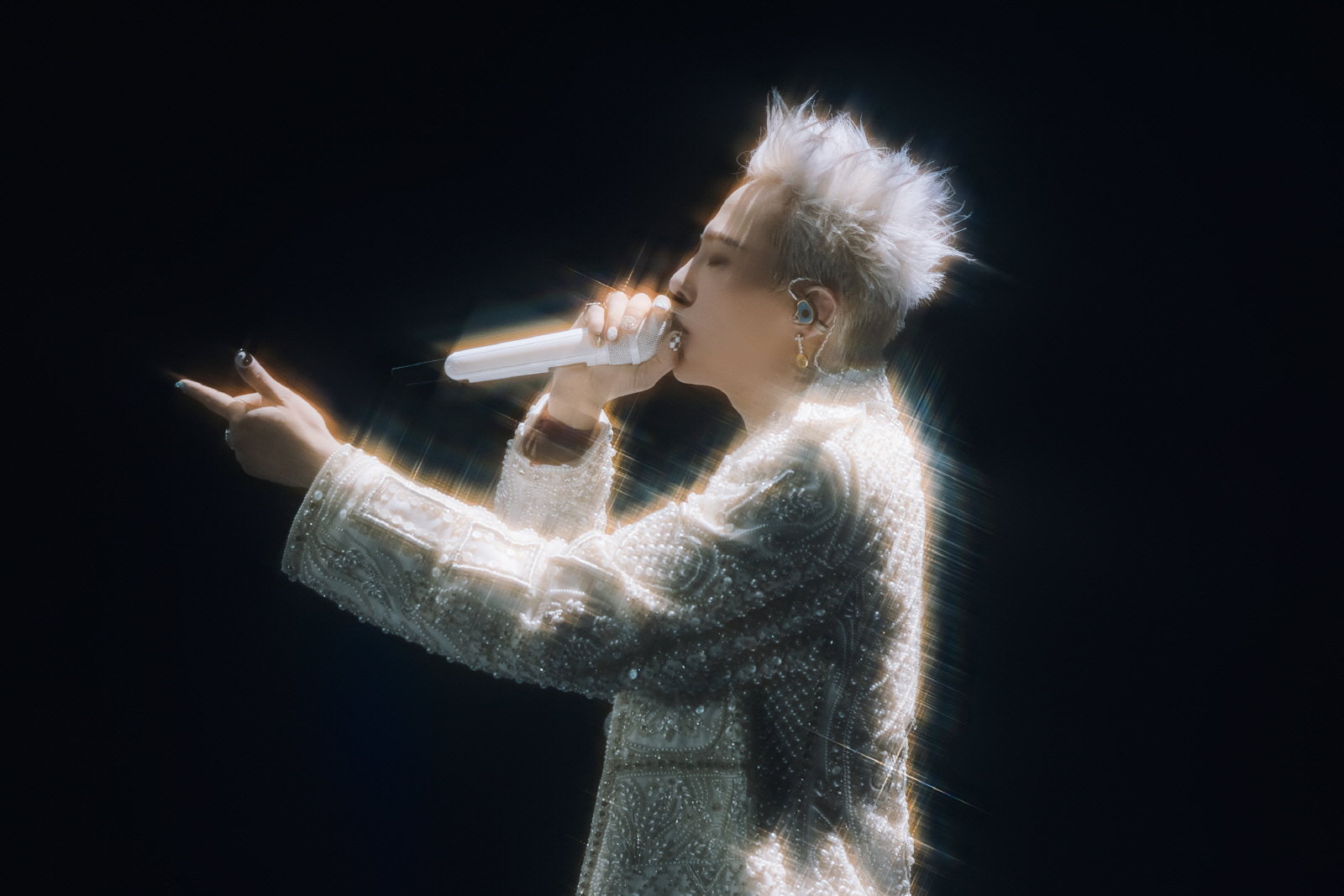 지드래곤이 29일 오후 경기 고양 고양종합운동장에서 열린 ‘지드래곤 2025 월드 투어 [위버멘쉬] 인 코리아, 프레젠티드 바이 쿠팡 플레이’(G-DRAGON 2025 WORLD TOUR [bermensch] IN KOREA, presented by Coupang Play)에서 퍼포먼스를 펼치고 있다. (사진 = 갤럭시 코퍼레이션 제공) 2025.03.30. photo@newsis.com  *재판매 및 DB 금지[고양=뉴시스]