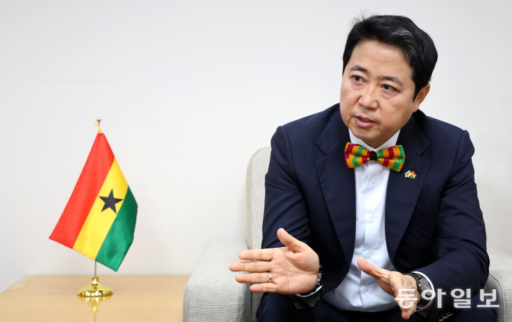 가나 이민 1.5세로 올해 10월 한국에 부임한 최고조 주한 가나대사는 12일 서울 용산구 주한 가나대사관에서 가진 인터뷰에서 “한국은 태어나게 해준 어머니, 가나는 멋지게 성장하게 해준 어머니”라고 강조했다. 아프리카 국가에서 한국계 대사가 나온 건 처음이다. 홍진환 기자 jean@donga.com