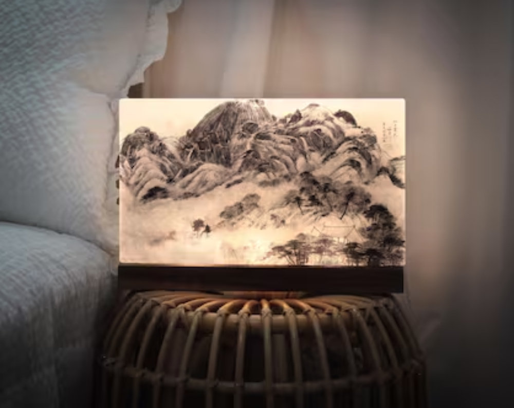 이건희 삼성 선대회장 기증품 국외 순회전에 함께 공개된 ‘인왕제색도’ 활용 한지 조명. 국립박물관문화재단 제공