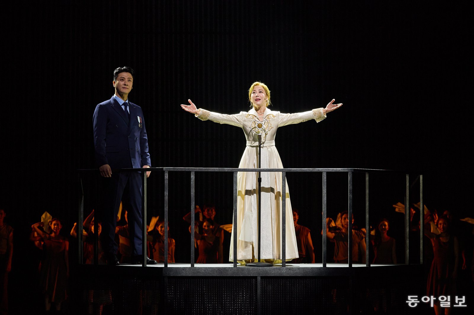 뮤지컬 ‘에비타’에서 영부인이 돼 벅찬 심정으로 국민 앞에 선 에바 페론을 연기하는 김소향(오른쪽). 왼쪽은 후안 페론 역을 맡은 윤형렬.                            블루스테이지 제공
