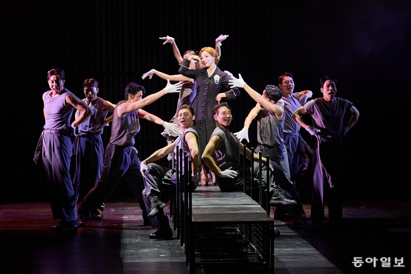 ‘뮤지컬’ 에비타에서 김소향(가운데)은 원하는 것을 향해 거침 없이 나아가는 에비타를 맞춤으로 연기한다. 블루스테이지 제공