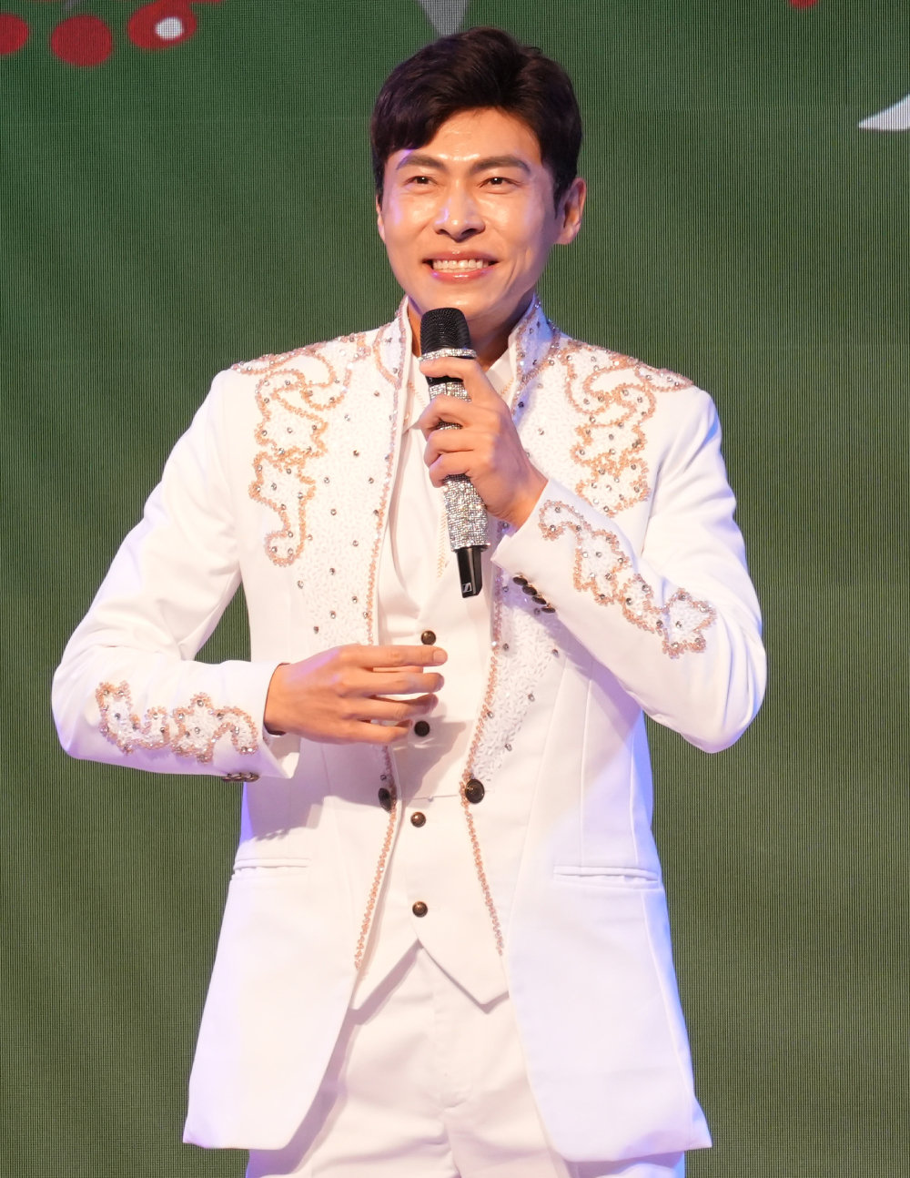 구자억 목사는 “진리는 단순한데, 그 진리가 종교라는 틀을 거치면서 무겁고 딱딱해지는 면이 있는 것 같다”며 “어떻게 하면 재미있고 유쾌하게 할 수 있을까를 고민하다 나온 게 트로트 사역”이라고 했다. 구자억 목사 제공