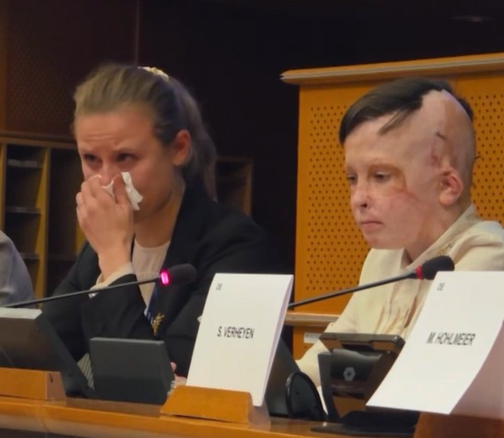 10일(현지 시간) 벨기에 브뤼셀의 유럽의회에서 열린 우크라이나 아동 다큐멘터리 상영회에서 2022년 7월 14일 러시아 공습으로 눈앞에서 어머니를 잃은 11세 우크라이나 소년 로만 올렉시우(오른쪽)의 이야기를 들은 통역사가 눈물을 흘리고 있다. 사진 출처 자유유럽방송(RFE/RL) 유튜브