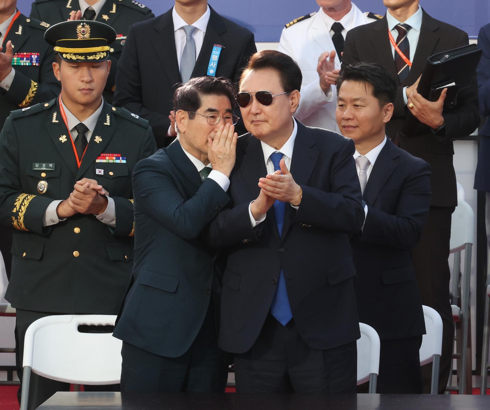 윤석열 대통령이 1일 오후 서울 광화문광장에서 열린 국군의날 기념 시가행진행사에서 김용현 국방부 장관과 이야기하고 있다. 2024.10.1 대통령실사진기자단