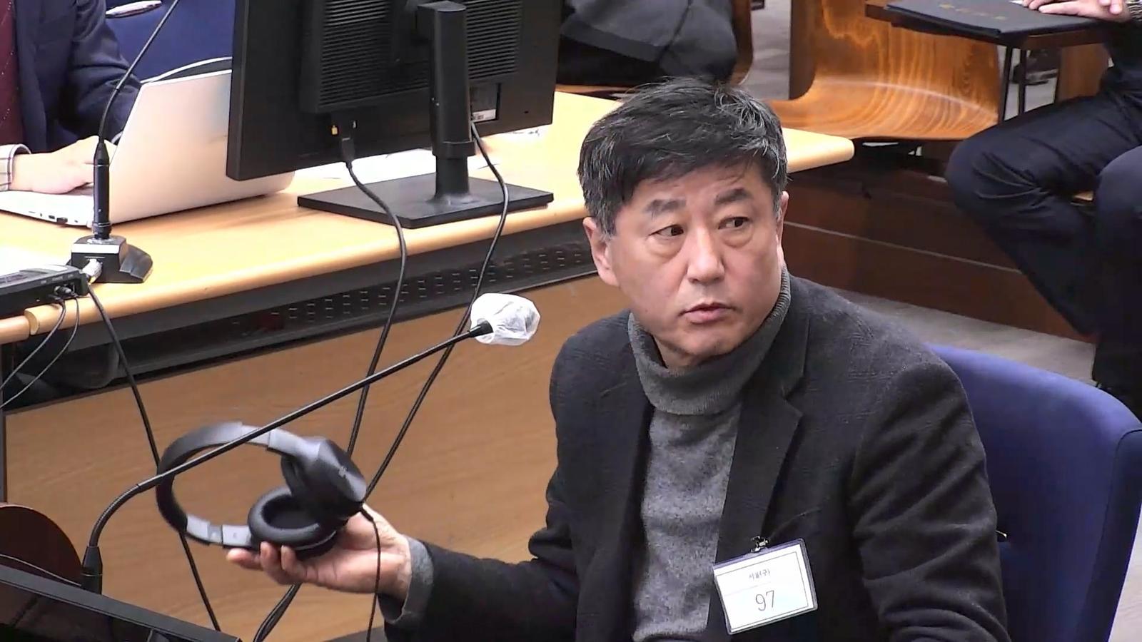 노상원 전 국군정보사령관이 8일 서울 서초구 서울중앙지법에서 열린 윤석열 전 대통령의 내란우두머리 혐의 재판에 증인으로 출석했다. 법원재판영상 캡처