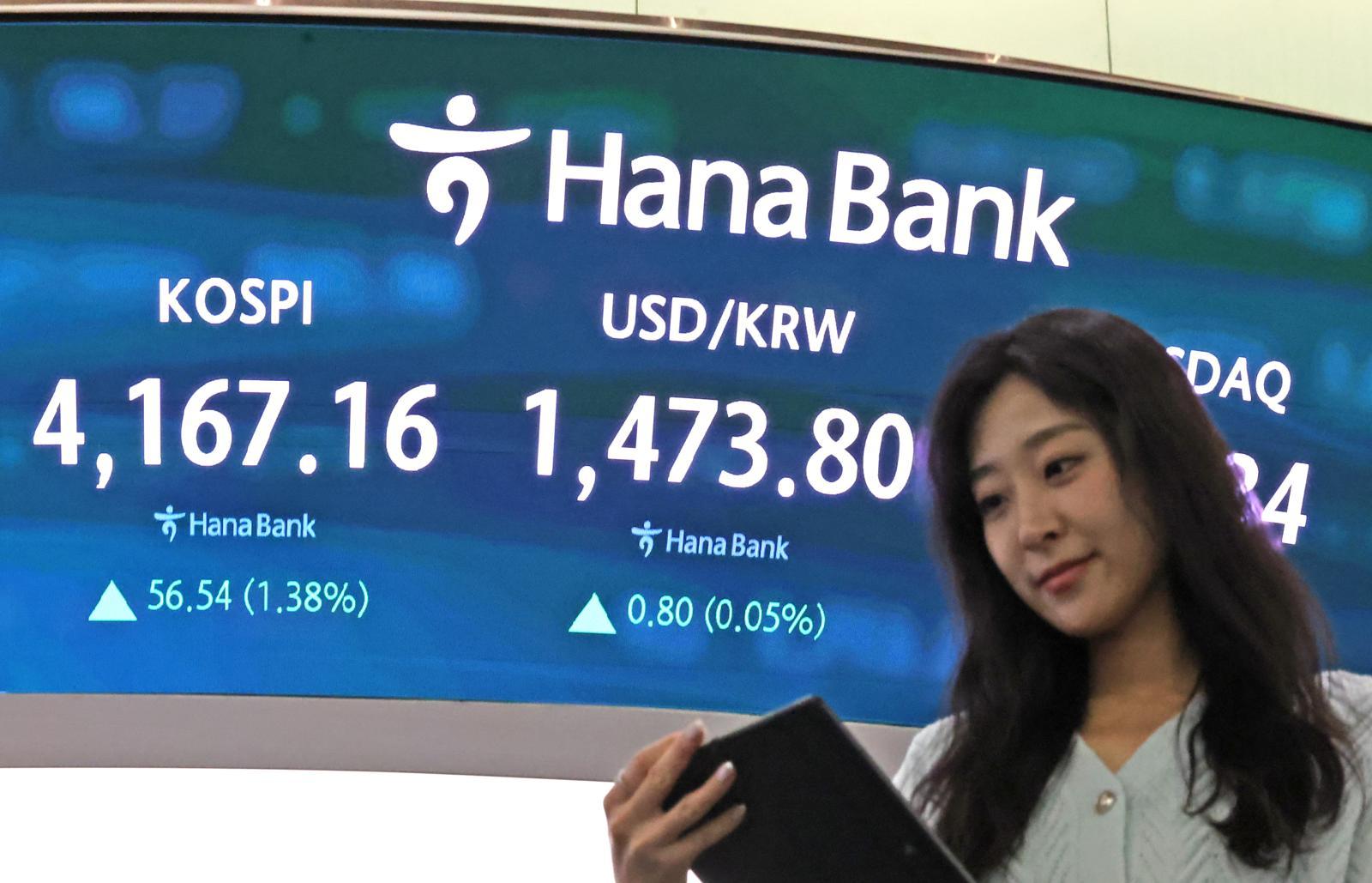 12일 오후 서울 중구 하나은행 딜링룸 전광판에 코스피종가와 원달러환율이 표시되고 있다. 코스피는 전일 대비 56.54p(1.38%) 상승한 4167.16으로, 코스닥은 전일 대비 2.70p(0.29%) 상승한 937.34로 마감했다. 원·달러환율은 전일 오후 3시 30분 주간 종가 대비 0.7원 오른 1473.7원에 거래를 마쳤다. 2025.12.12. 뉴스1