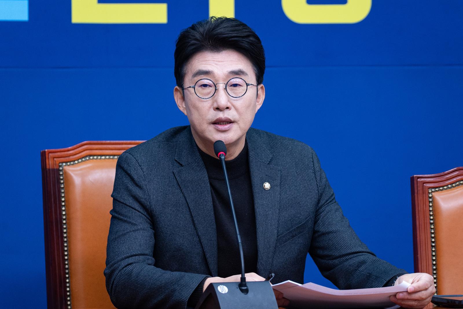 더불어민주당 언론개혁특별위원회 간사인 노종면 의원이 14일 서울 여의도 국회에서 열린 정보통신망법 개정안 기자설명회에서 모두 발언을 하고 있다. 2025.12.14/뉴스1