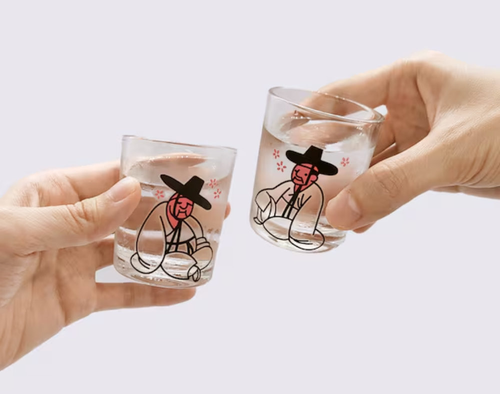 2023년 뮤즈 정기공모에서 당선돼 출시된 ‘취객선비 변색 잔’. 국립박물관문화재단 제공