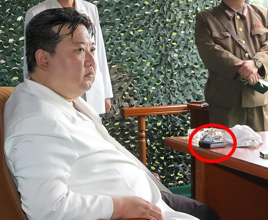 김정은 북한 국무위원장이 2023년 7월 12일 신형 고체연료 대륙간탄도미사일(ICBM) ‘화성-18형’ 시험발사를 시찰한 현장에서 ‘폴더블 스마트폰’으로 추정되는 휴대전화가 놓여 있다. 평양 노동신문=뉴스1