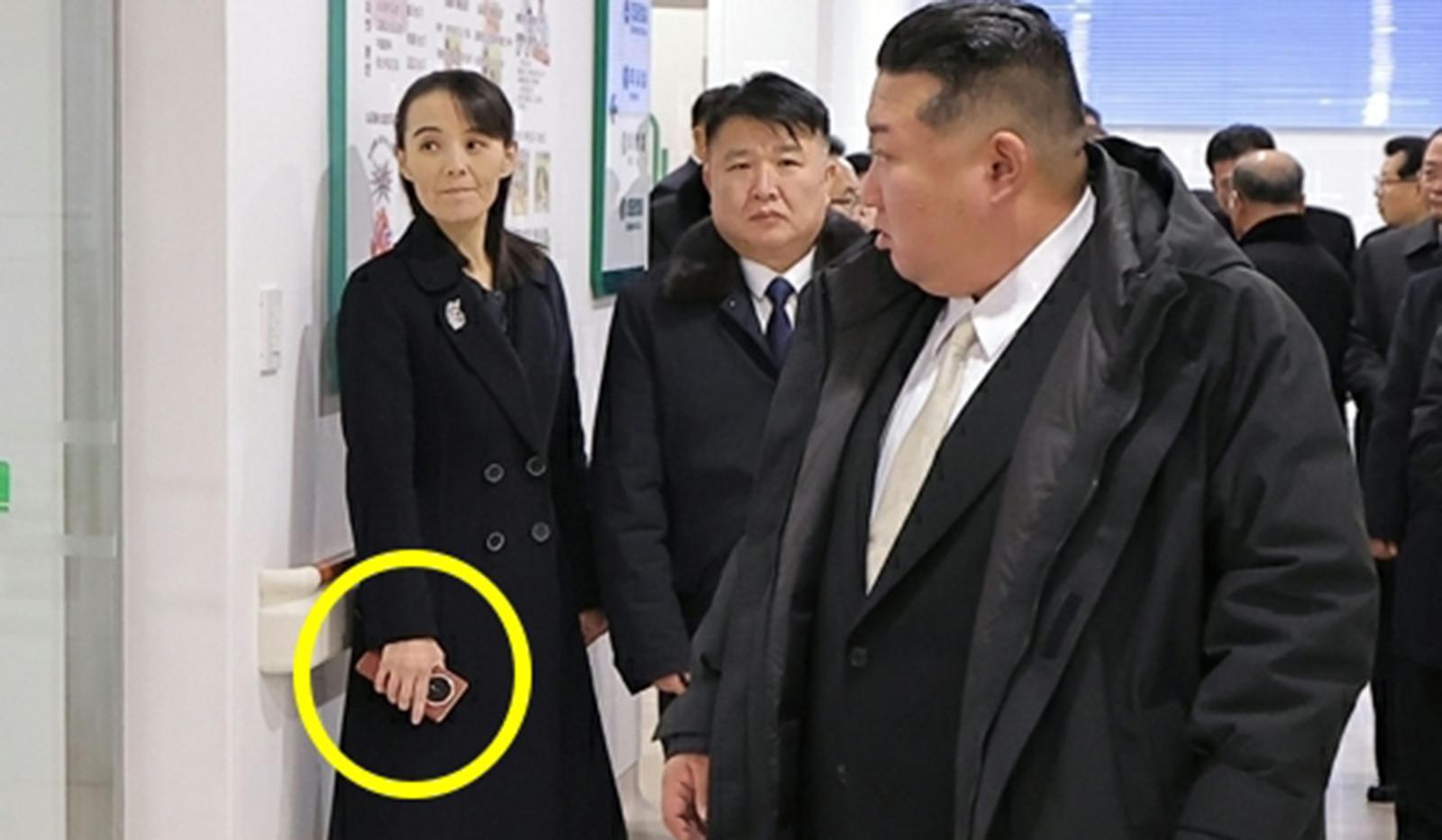 북한 노동당 기관지 노동신문은 13일 구성시 병원 준공식이 김정은 당 총비서의 참석하에 진행됐다고 14일 보도했다. 김여정 노동당 부부장이 폴더블폰을 손에 쥐고 있는 모습이 포착됐다. 평양 노동신문=뉴스1