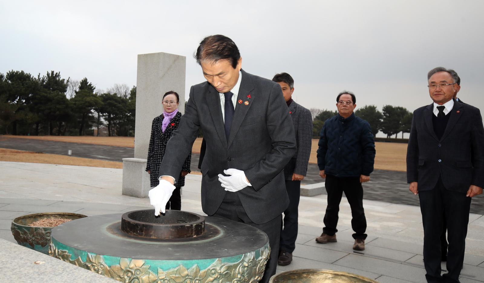 10일 오후 권오을 국가보훈부 장관이 제주4·3평화공원에서 참배를 하고 있다. 앞서 국가보훈처는 4·3학살을 주도한 박진경 대령을 국가유공자로 등록해 논란이 되자 공식 사과한 바 있다. 뉴스1